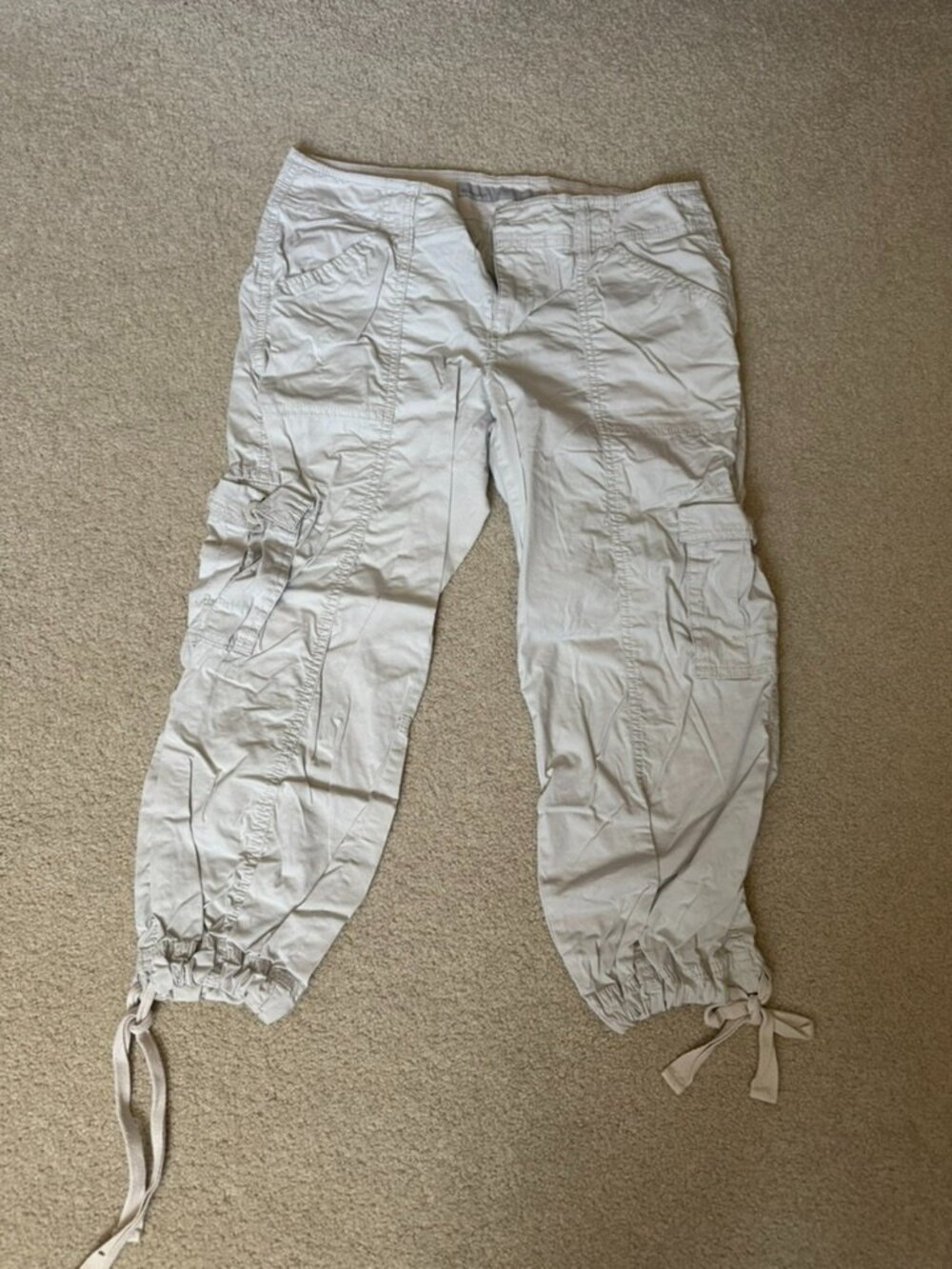 Vintage Y2K Old Navy Women's Cargo Capri Pants Size 4 – Light Khaki / Stone